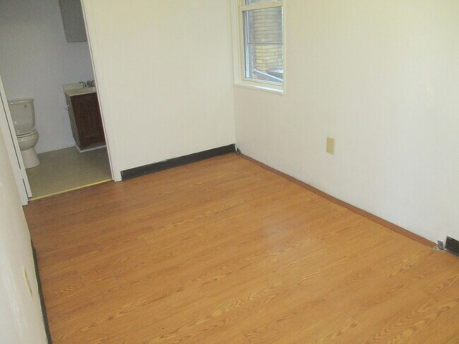 Building Photo - 1418 Lenz Ave