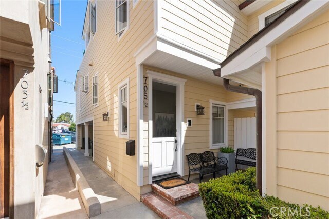 Building Photo - 705 1/2 Goldenrod Avenue, Newport Beach, CA 92625 - 3 BR 3 BA house