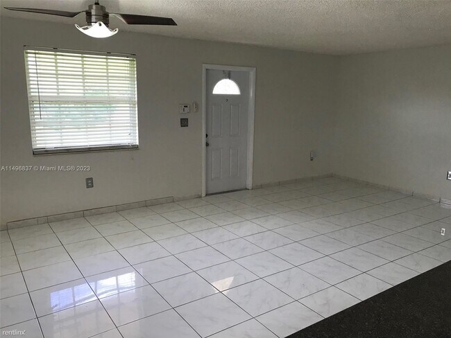 Building Photo - 3 br, 2 bath House - 7101 SW 16th St # 0
