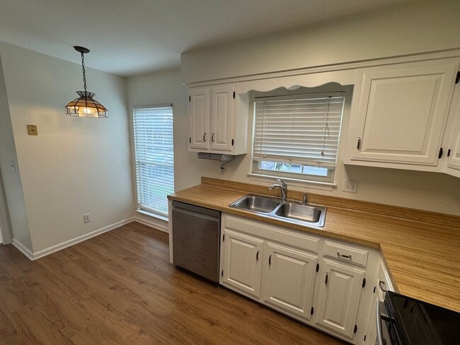 Building Photo - 834 Brentwood Pointe