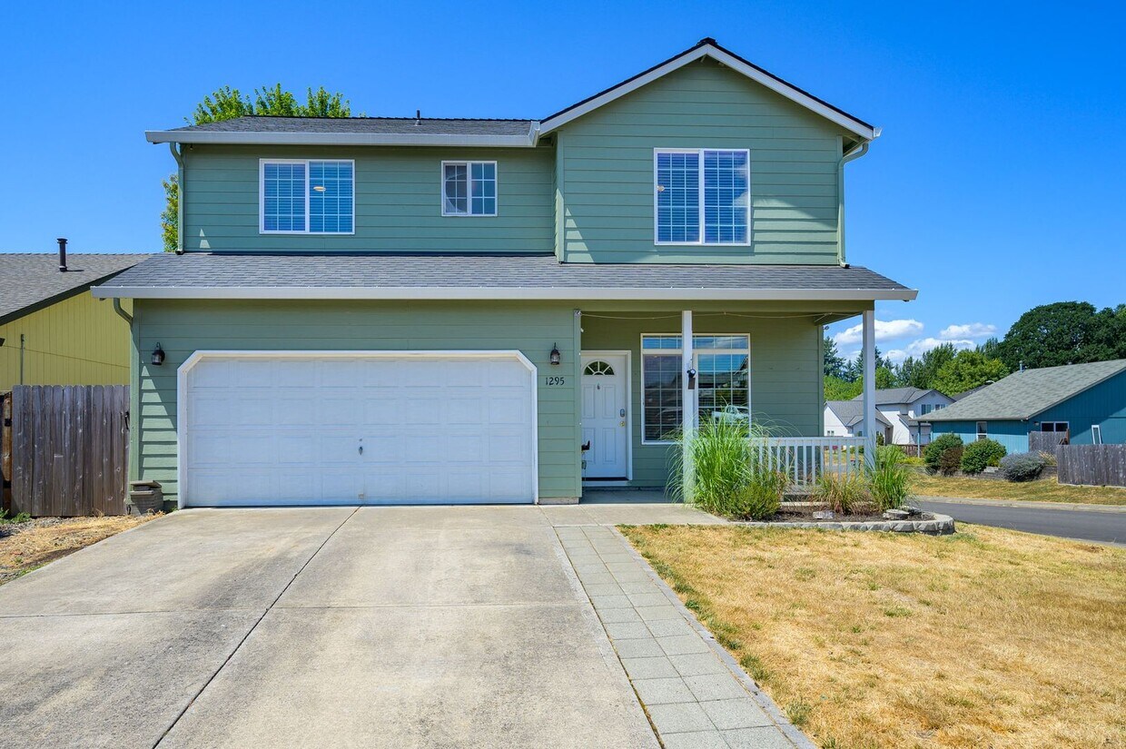 Primary Photo - 3 bedroom 2.5 bath home- great location!