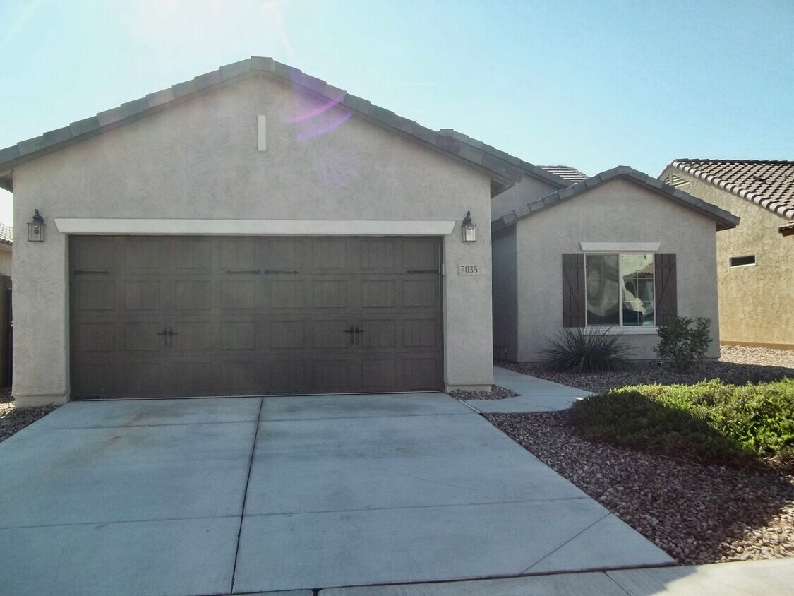 Foto principal - Move in Ready 3 bed 2 bath with pool ready...