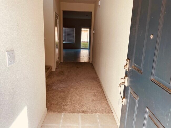 Building Photo - Beautiful 4 bedroom 3 bathroom home in a n...