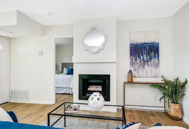 Building Photo - Sun Ridge 1 bedroom ground level beauty! T...