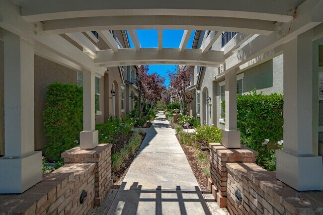 Foto del edificio - Creekside 3 Bedroom Townhome for Rent in V...