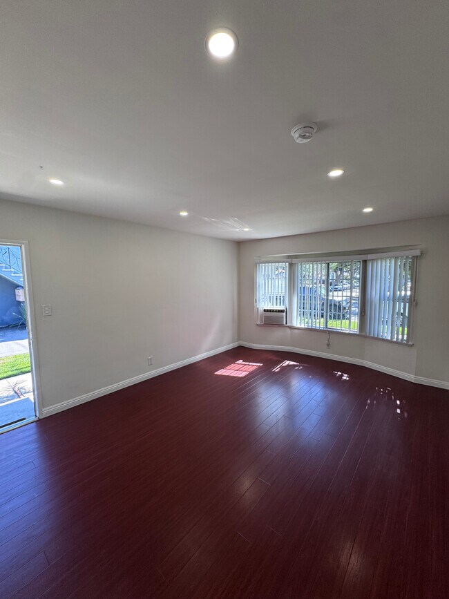 Foto del edificio - 421 E Acacia Ave