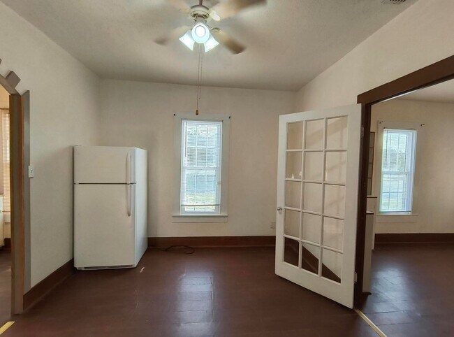 Building Photo - Charming 2 Bedroom/1.5 bathroom Home + gue...