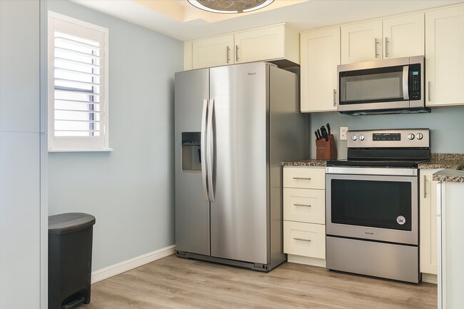 Building Photo - Beautiful Gulf Access Condo • Flexible Furnishing • 3 - 12 Month Rental