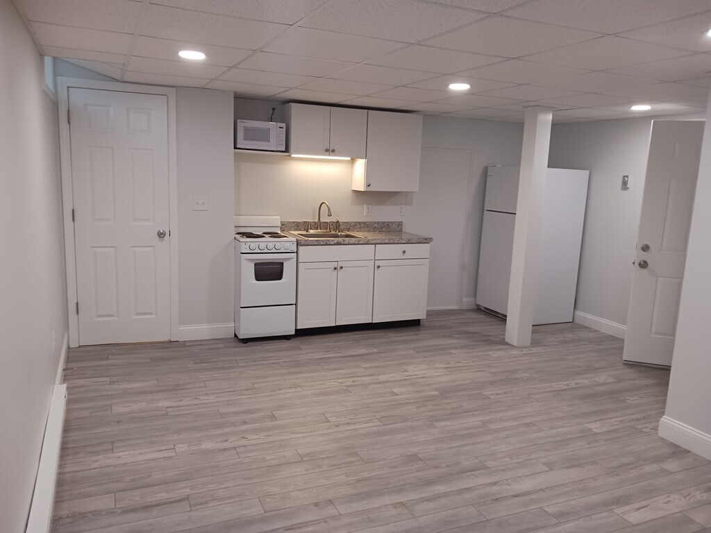 225 Standish Ave Unit 1 A, Plymouth, MA 02360 Room for Rent in