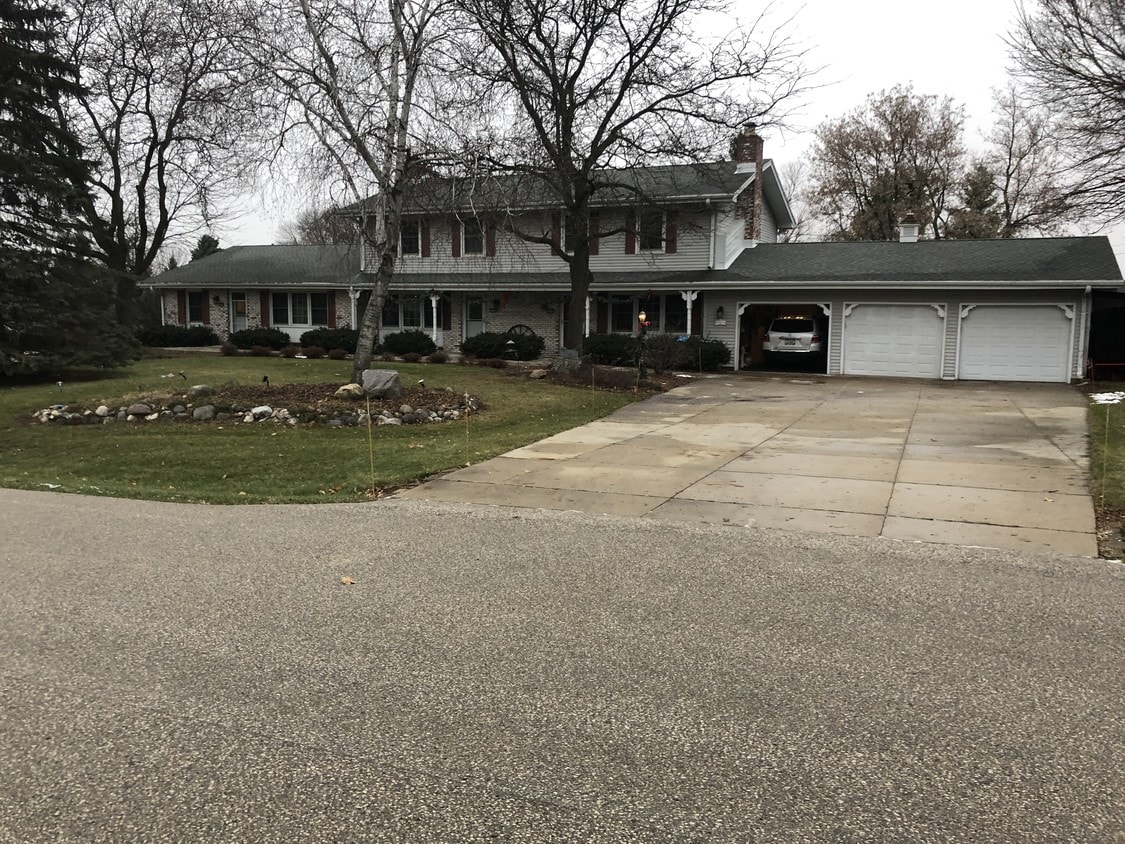 19350 N Hills Dr, Brookfield, WI 53045 Townhome Rentals in Brookfield WI