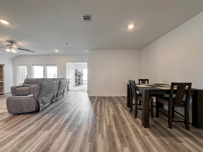 Foto del edificio - 8706 Marlow Dr