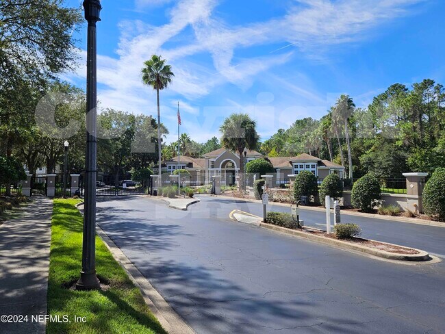 Building Photo - 10550 Baymeadows Rd
