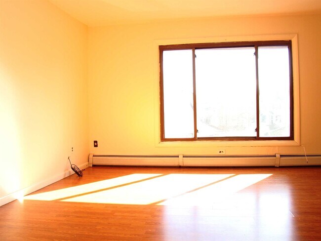 Building Photo - 347 Hooker Ave