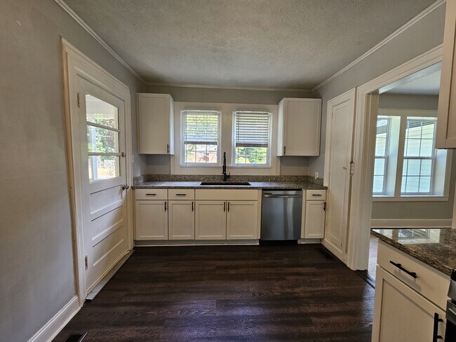 Building Photo - 6005 Medlin Heights Rd
