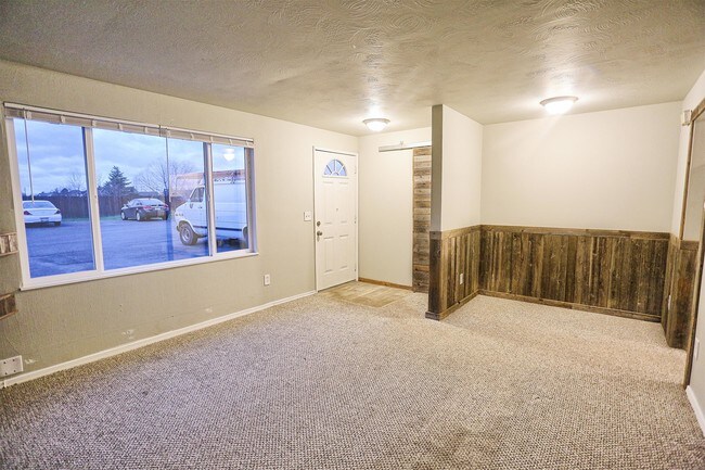 Building Photo - 1492 Main St