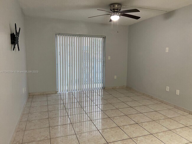 Foto del edificio - 4301 NW S Tamiami Canal Dr