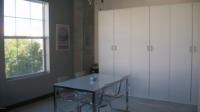 Building Photo - 208 Wall St