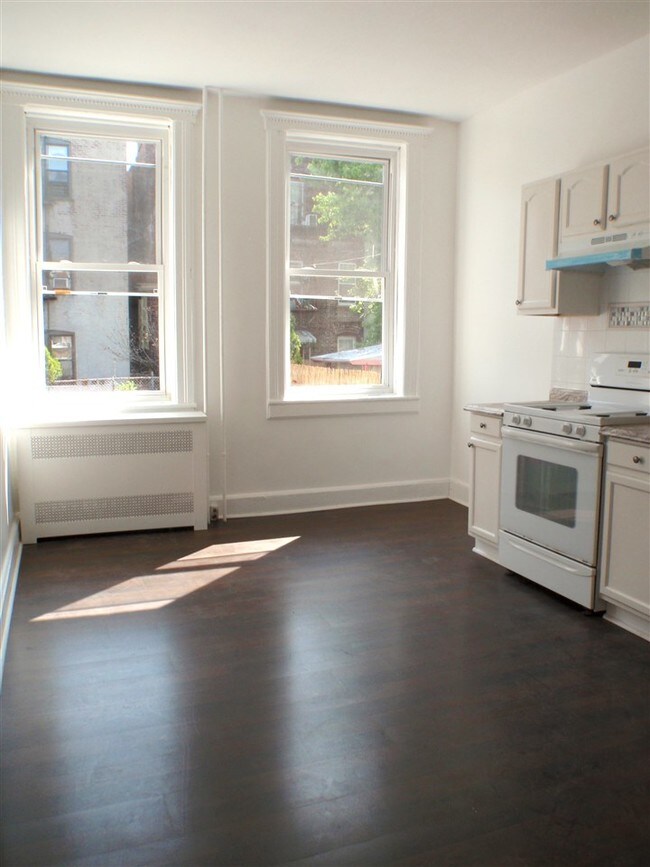 Building Photo - 323 57th St