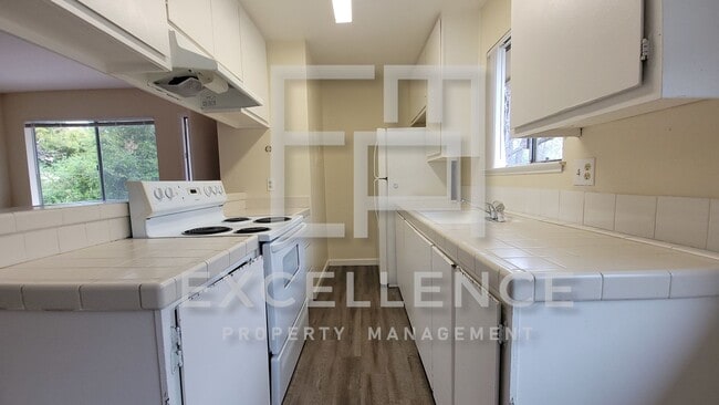 Building Photo - Upper 2/1 in 4plex, Shared Garage, LVT Floors