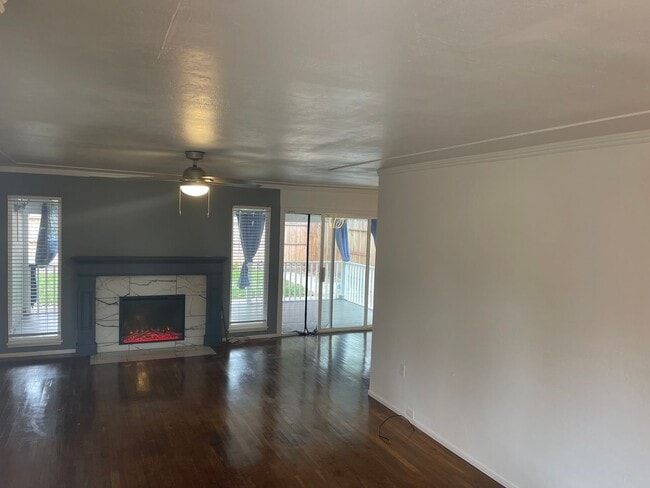 Building Photo - Inviting 3 Bedroom/2Bath Home