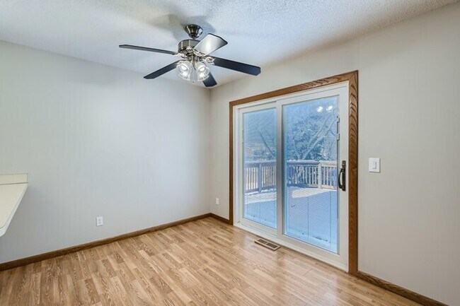 Foto del edificio - 7030 Sherwood Road, Woodbury, MN, 55125