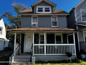 Building Photo - 644 Church St
