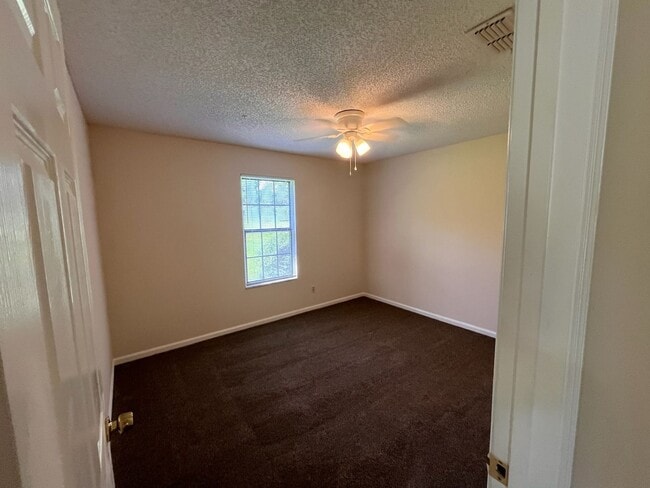 Building Photo - 3 Bedroom 2 Bath house with Garage Near Fl...