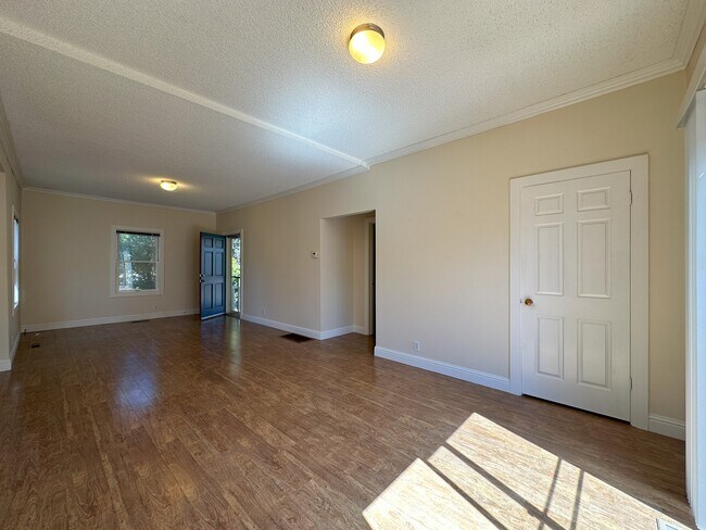 Building Photo - 1487 Oak Ave