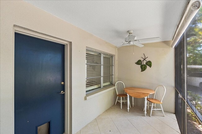 Building Photo - Beautifully updated 2 bed/2 bath located c...