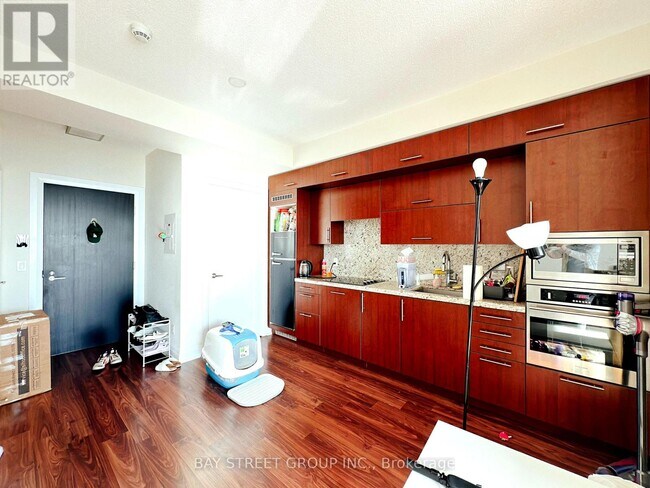 Photo du bâtiment - 5-3615 Sheppard Ave E
