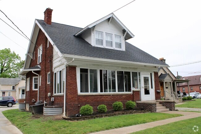 Building Photo - 681 College Avenue