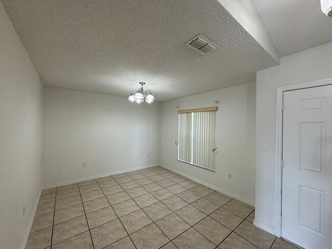 Foto del edificio - 3 Bedroom 2 bathroom in Deltona Lakes!