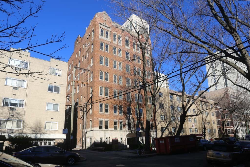 Primary Photo - 940 W Winona St