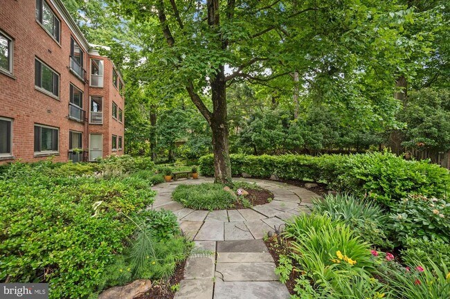 Building Photo - 2711 Ordway St NW