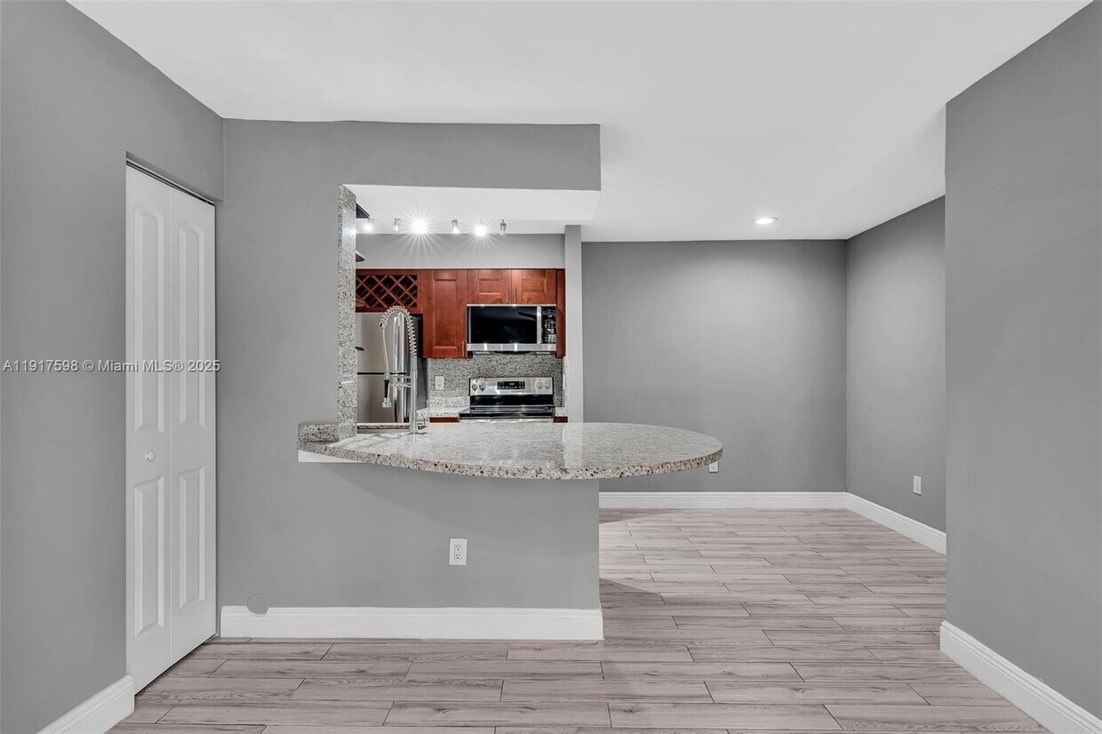 Foto principal - 1263 SW 46th Ave