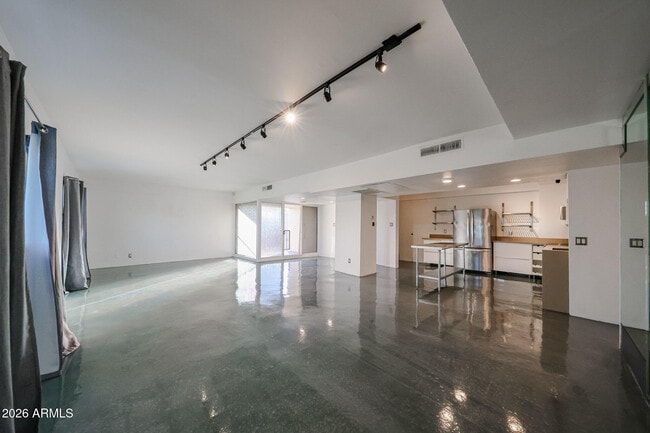 Building Photo - 353 E Thomas Rd