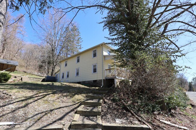 Foto del edificio - 48 W Branchville Rd
