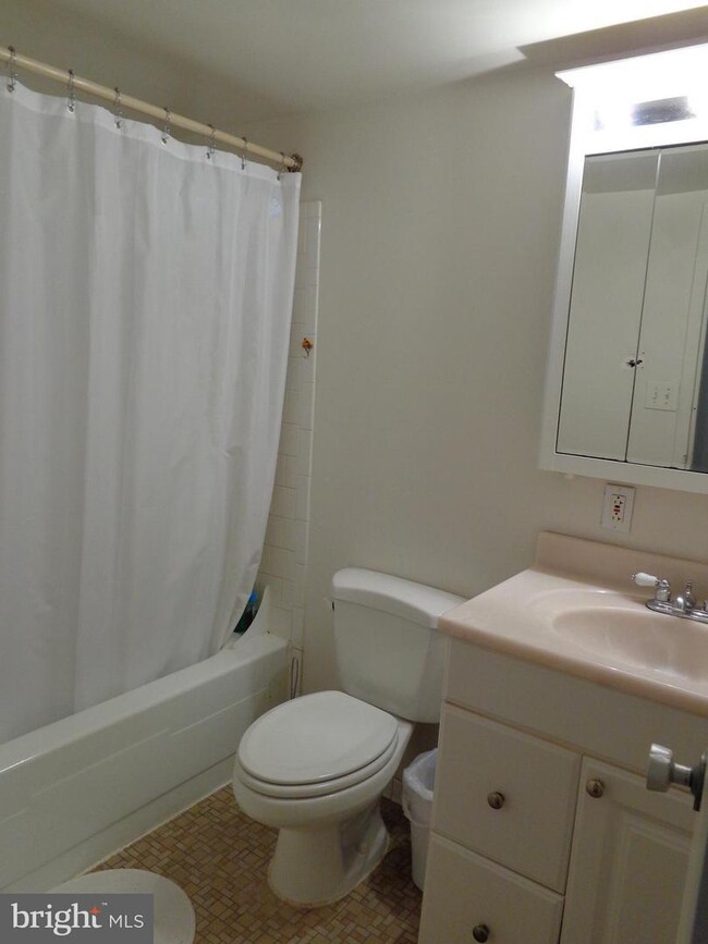Building Photo - 1225 Martha Custis Dr