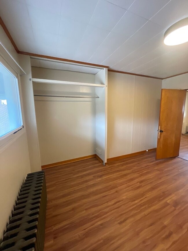Building Photo - Renovated 3 bed 1 bath with River views fr...