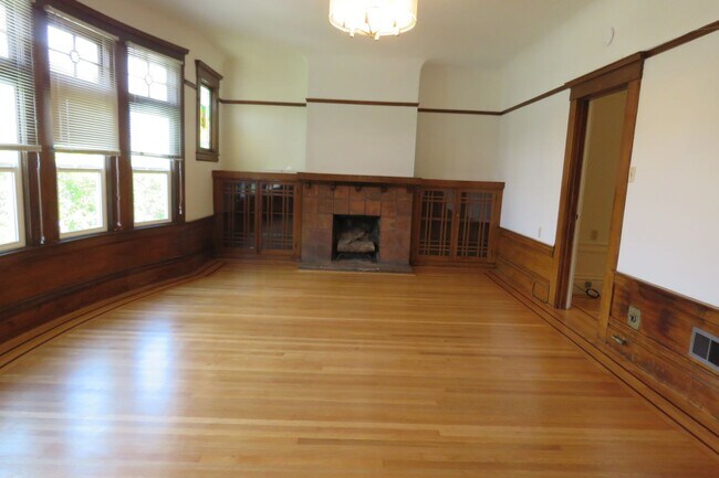 Building Photo - 152A