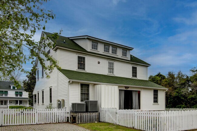 Foto del edificio - Historic Downtown Manteo Farmhouse