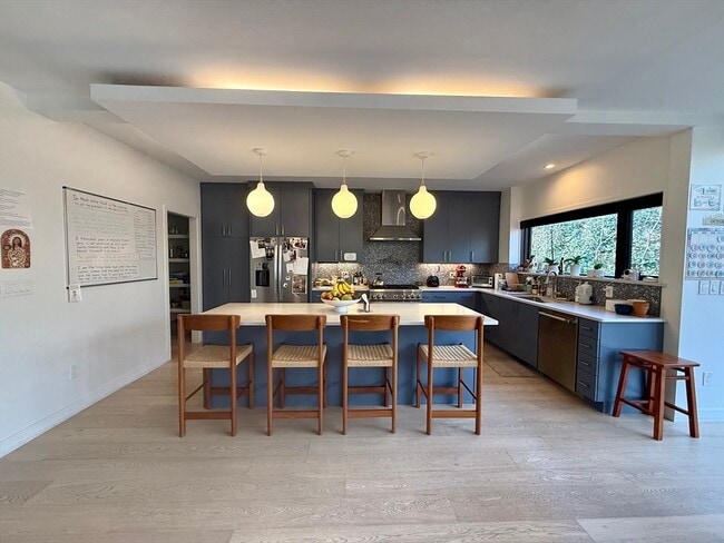 Building Photo - 6 Parkside Dr