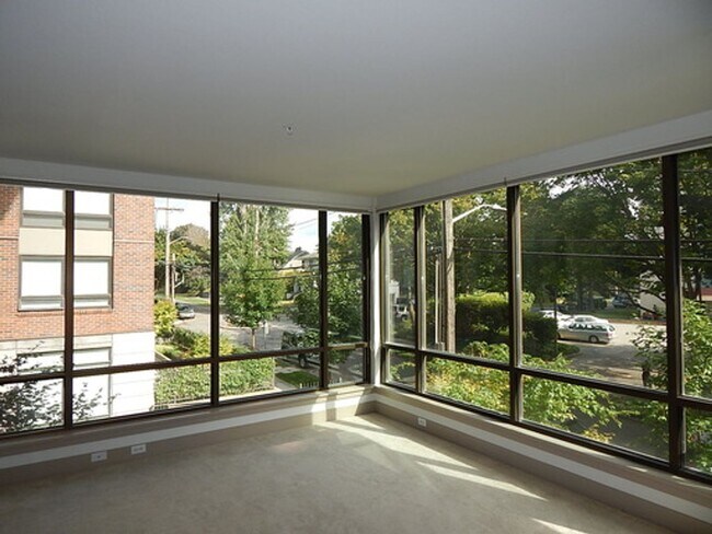 Foto del edificio - 1 bd 1 bath close to UW.  Water/Sewer/Garbage/Parking/Storage included