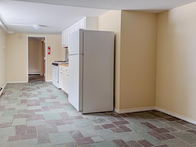 Building Photo - Renovated 1br with All Utilities Included