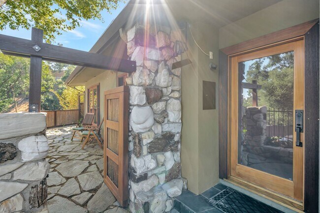 Foto del edificio - HOLIDAY SPECIAL***2 WEEKS FREE** 3 Bed/2 Bath Oasis in Royal Woods - Available Now