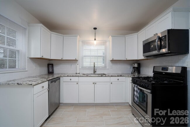 Foto del edificio - 3227 Mayfield Ave