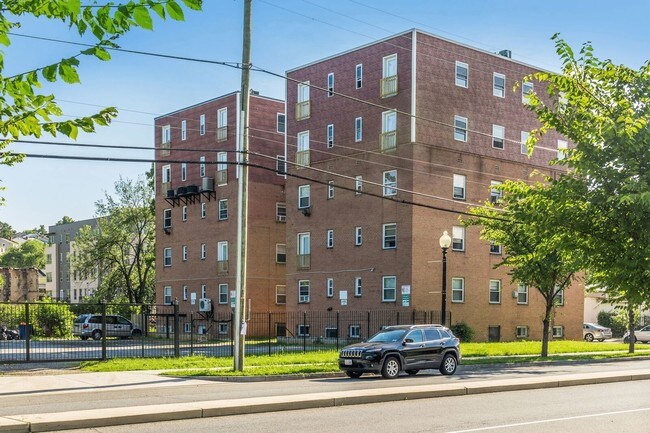 Foto del edificio - 700 51st St NE