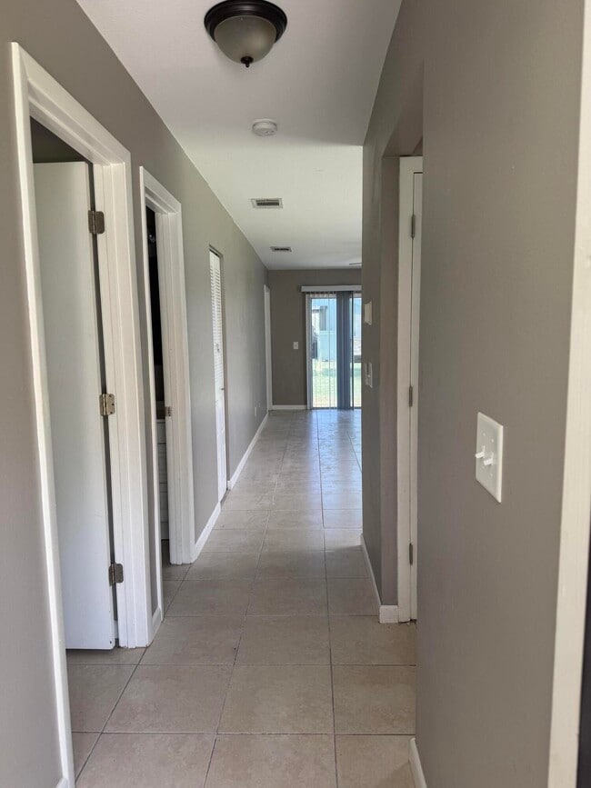 Building Photo - 1456 SE Rivergreen Cir