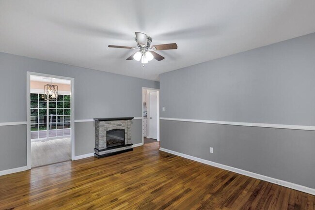 Foto del edificio - Adorable Brick Ranch- Piney Green Area