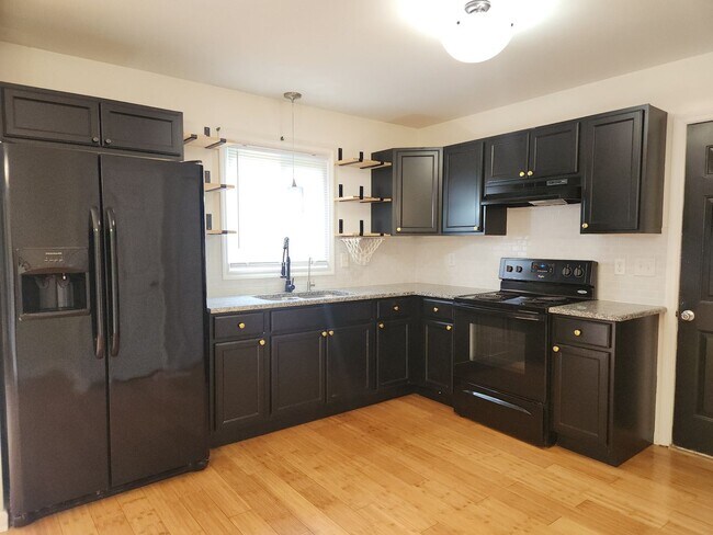 Building Photo - Updated 3 Bed / 2 Bath Ranch – Minutes to ...